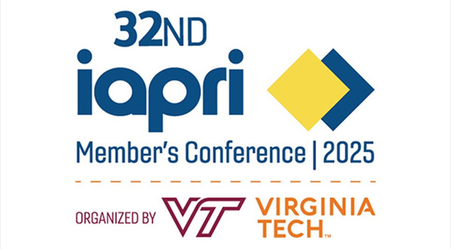 Biledet viser IAPRI 2025 logoet for medlemskonferencen afholdt på Virginia Tech. Billedet er brugt i Plast og Emballages Medlemsinformation nr. 3-25